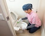 トイレ掃除風景　ハウスクリーニング・エアコンクリーニング　お掃除どんちゃん