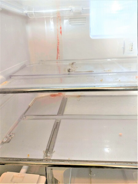 草加市の冷蔵庫クリーニング、冷蔵室内の洗浄前、【お掃除どんちゃん】
